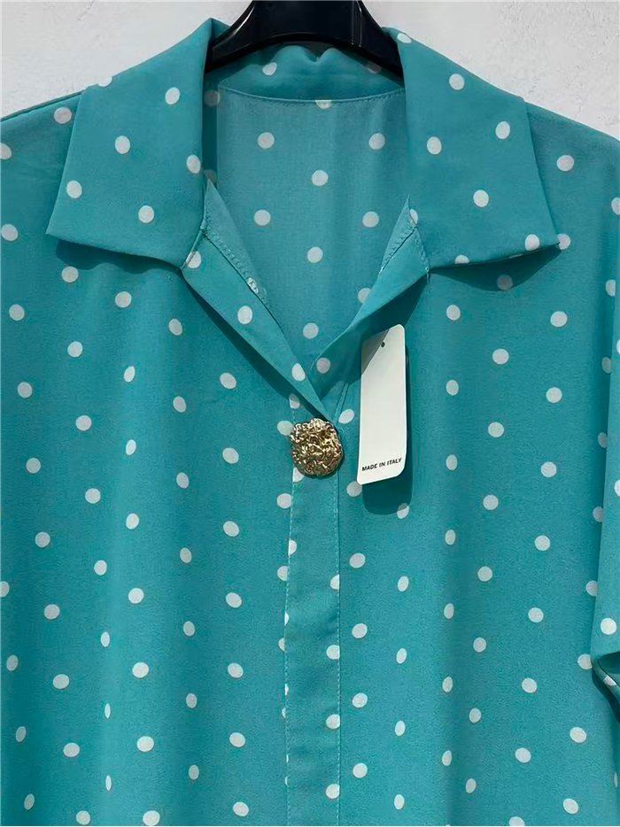 Blusa plus size de bolinhas com detalhe de broche