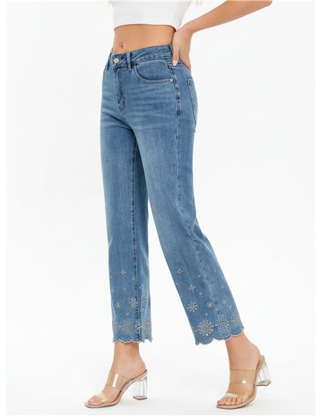 Jeans bordados detalle calado