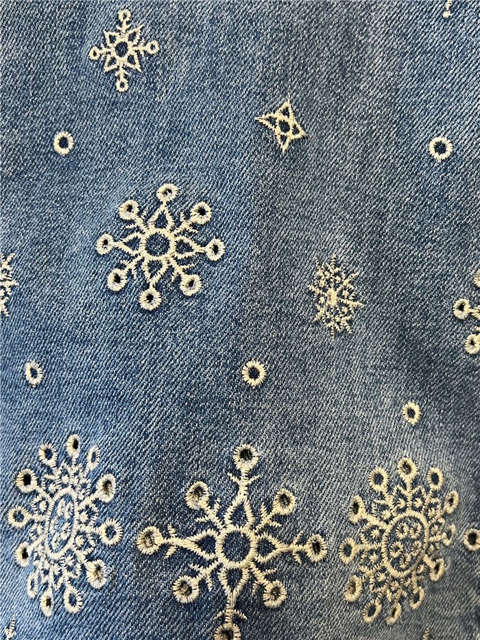 Jeans bordados detalle calado