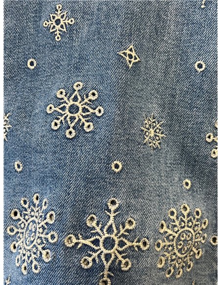 Jeans bordados detalle calado