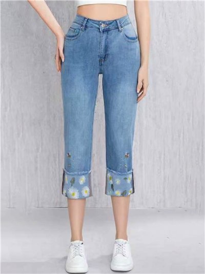 Jeans capri con vuelta bordada