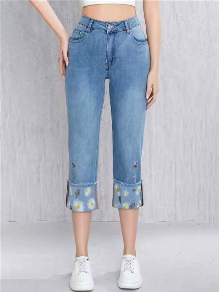 Jeans capri con vuelta bordada