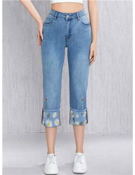 Jeans capri con vuelta bordada