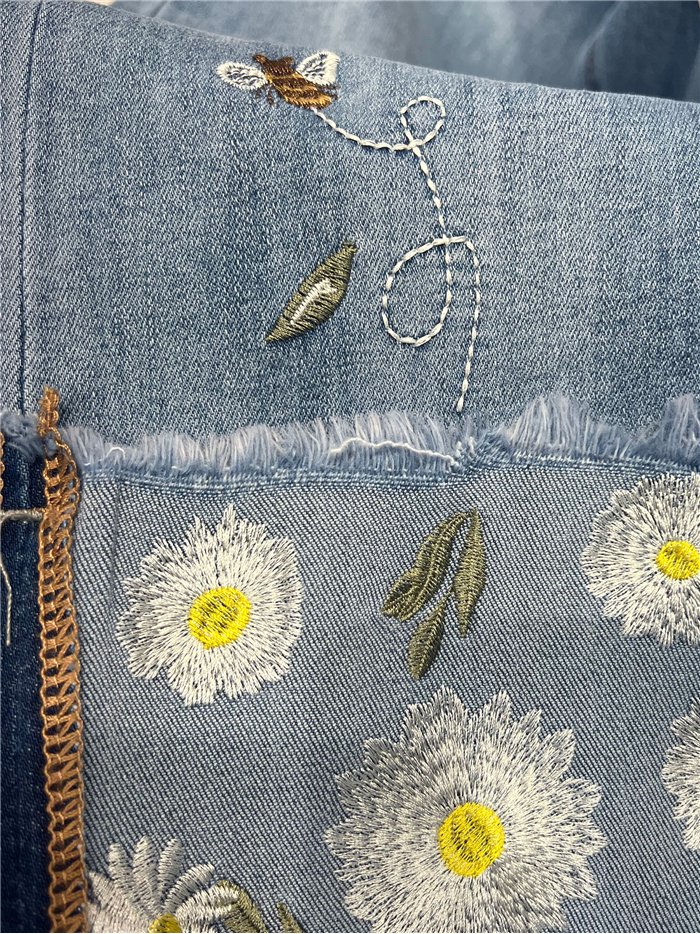 Jeans capri con vuelta bordada