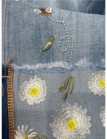 Jeans capri con vuelta bordada