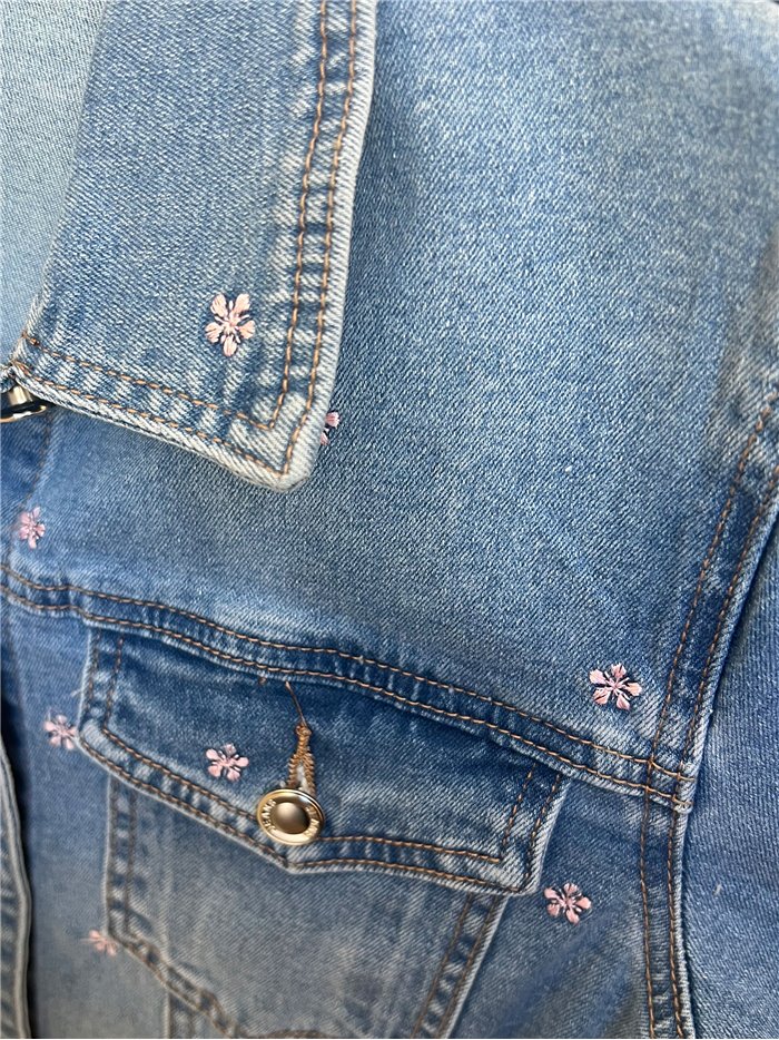 Chaqueta denim florecitas bordadas