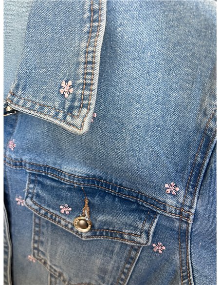 Chaqueta denim florecitas bordadas
