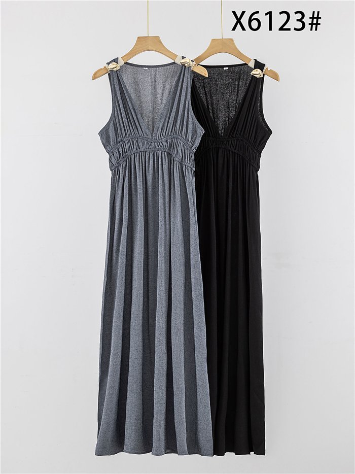 Vestido largo escote pico con detalle metálico