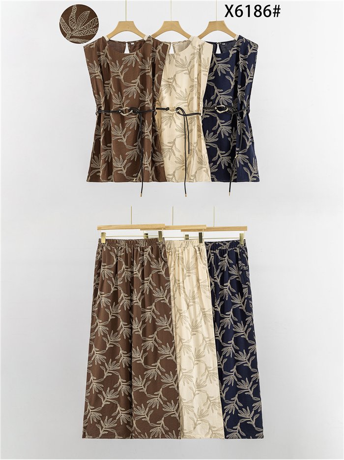 Conjunto blusa estampada hojas con cinturón y pantalón wide-leg