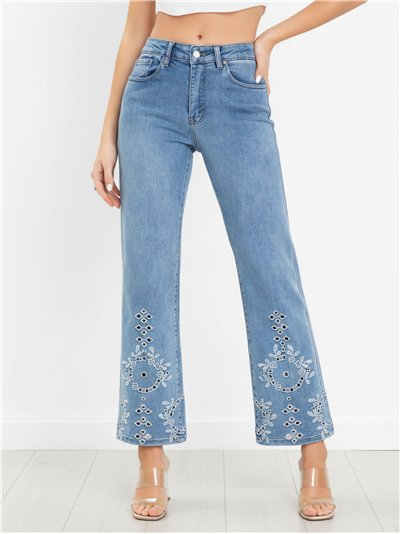 Jeans a gamba dritta con ricami traforati.