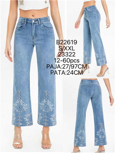 Jeans a gamba dritta con ricami traforati. 2