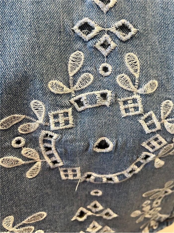 Jeans rectos bordado calado