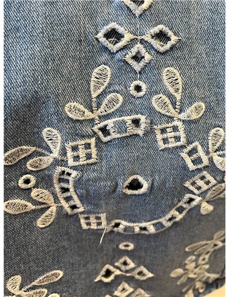 Jeans rectos bordado calado