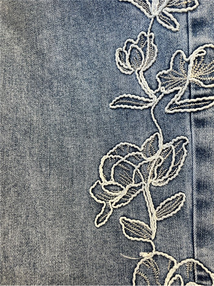 Jeans rectos bordado floral lateral