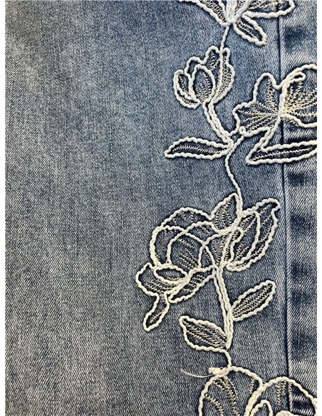 Jeans rectos bordado floral lateral