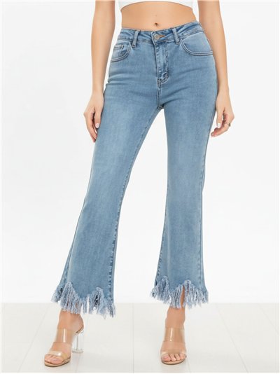 Jeans acampanados bajo desflecado