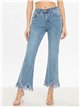 Jeans acampanados bajo desflecado