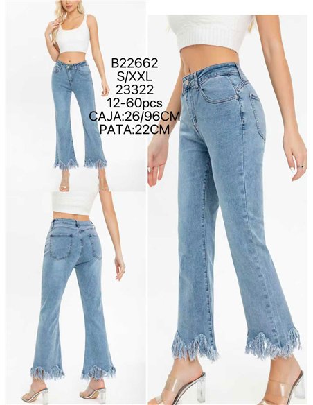 Jeans acampanados bajo desflecado