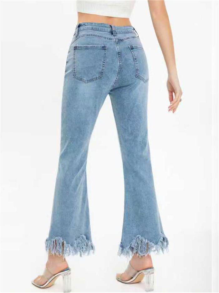 Jeans acampanados bajo desflecado