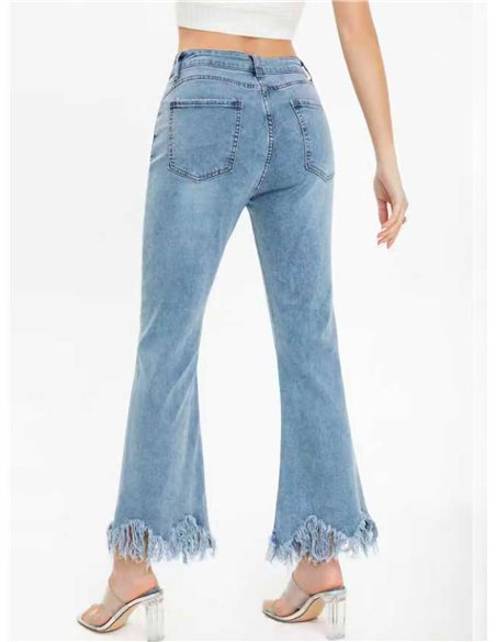 Jeans acampanados bajo desflecado