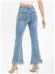 Jeans acampanados bajo desflecado