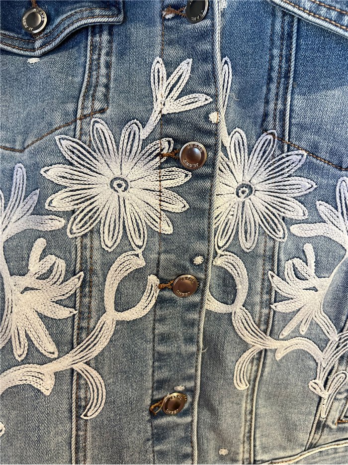 Chaqueta denim bordado floral