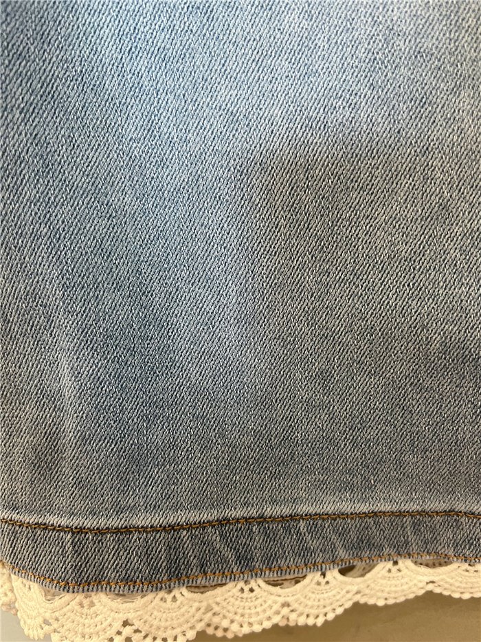 Bermuda denim con puntilla
