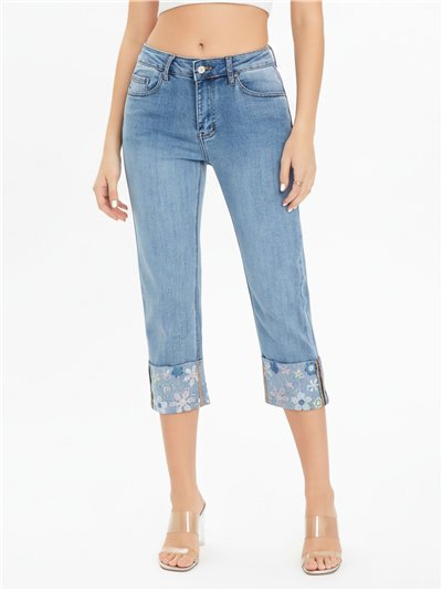 Calça jeans capri com bordado floral