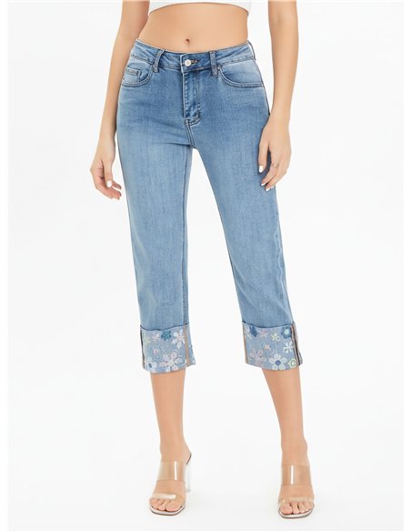 Jeans capri bordado floral