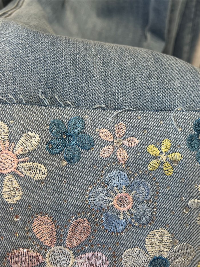 Jeans capri bordado floral