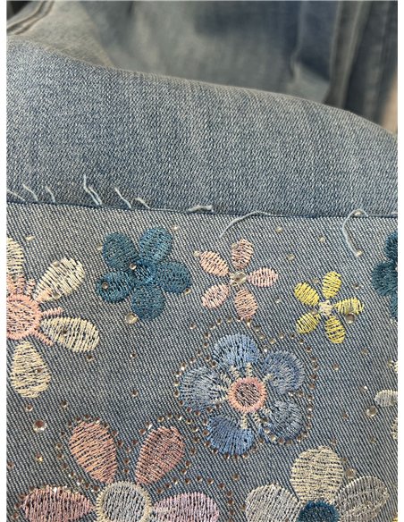 Jeans capri bordado floral