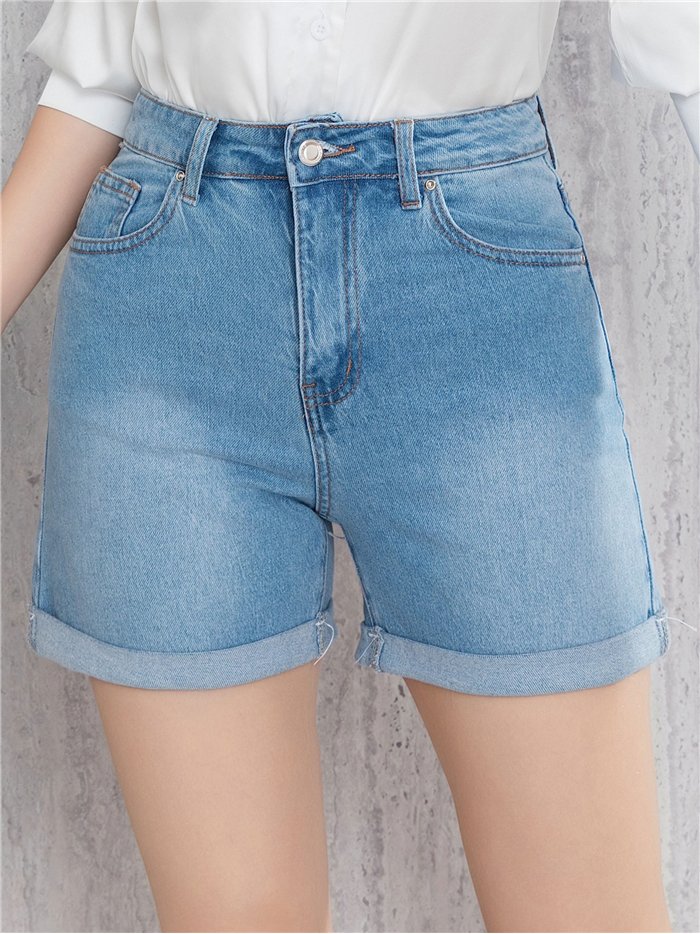 Short denim bajo acabado en vuelta