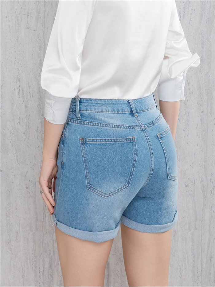 Short denim bajo acabado en vuelta