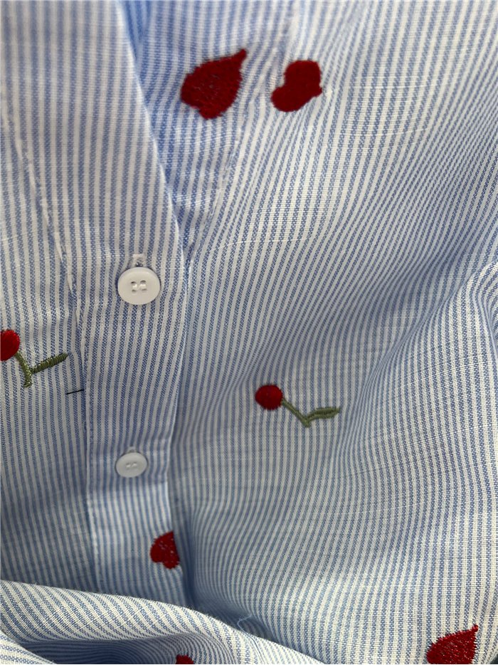 Blusa rayas con cerezas bordadas