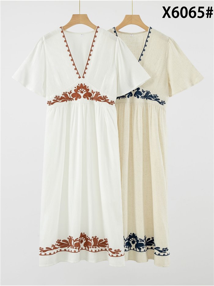 Leinen-Midikleid mit ethnischer Stickerei