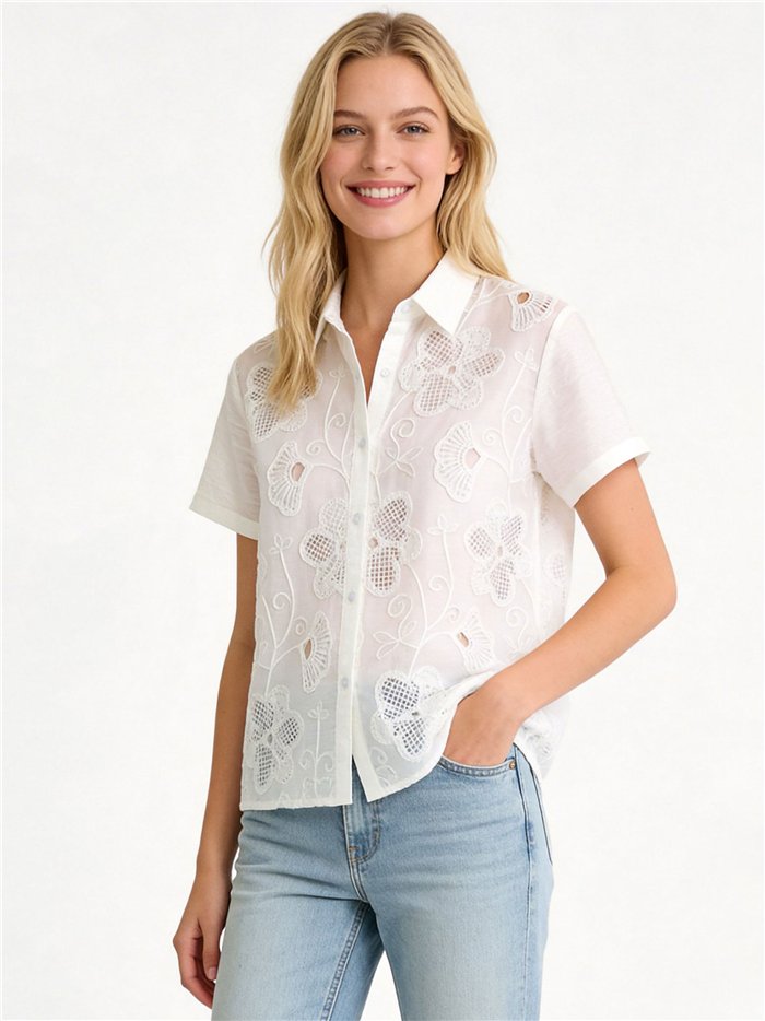 Camicia di lino ricamata con fiori traforati.