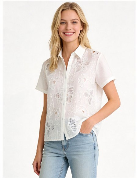 Camicia di lino ricamata con fiori traforati.