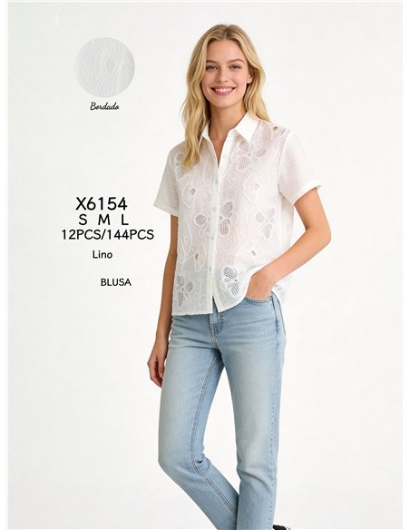 Camicia di lino ricamata con fiori traforati.