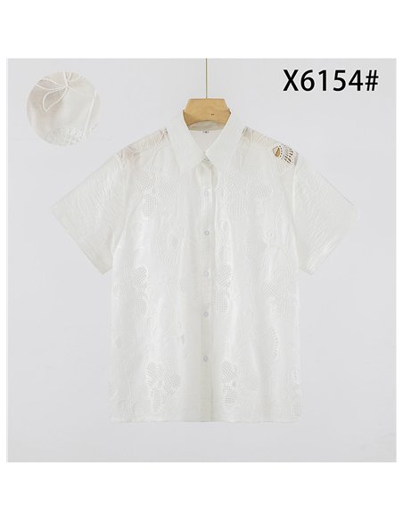 Camicia di lino ricamata con fiori traforati.