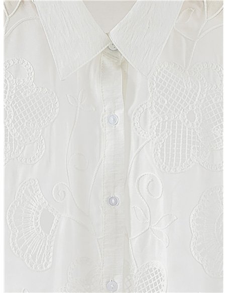 Camicia di lino ricamata con fiori traforati.