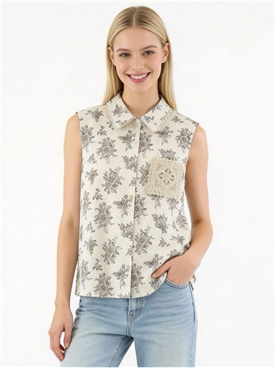 Ärmelloses Hemd aus bedrucktem Leinen mit gehäkelter Tasche