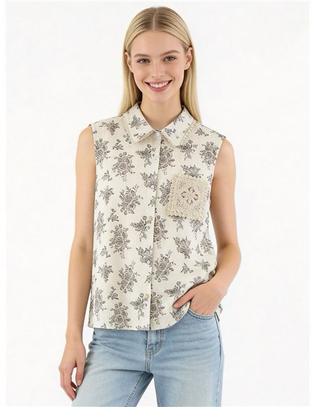 Ärmelloses Hemd aus bedrucktem Leinen mit gehäkelter Tasche