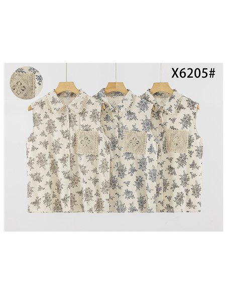 Ärmelloses Hemd aus bedrucktem Leinen mit gehäkelter Tasche