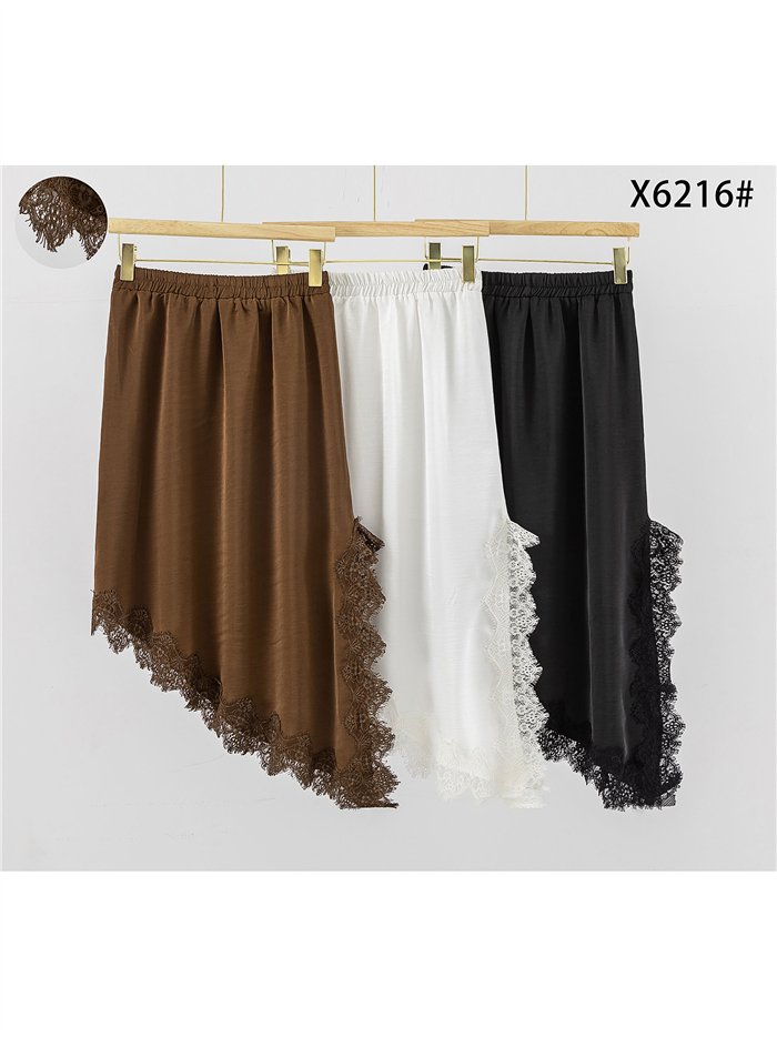 Falda midi satinada asimétrica con encaje