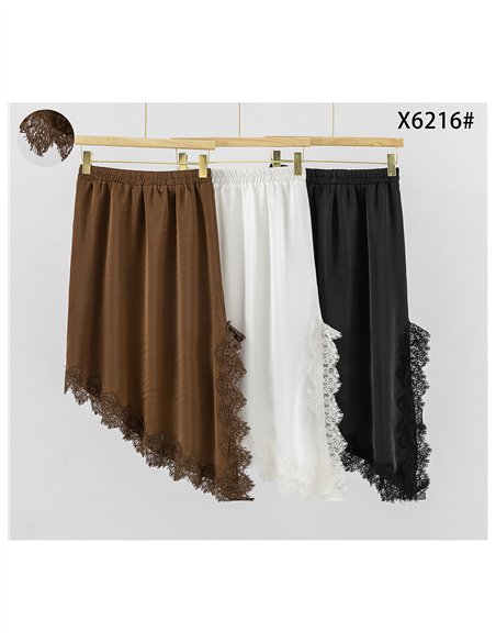 Falda midi satinada asimétrica con encaje