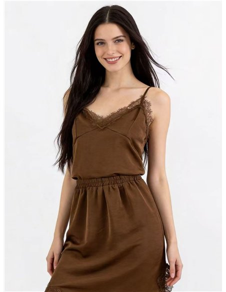 Top lencero satinado con encaje