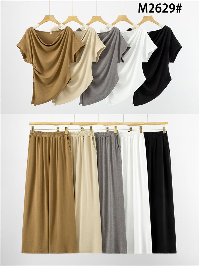 Conjunto blusa cuello drapeado y pantalón palazzo