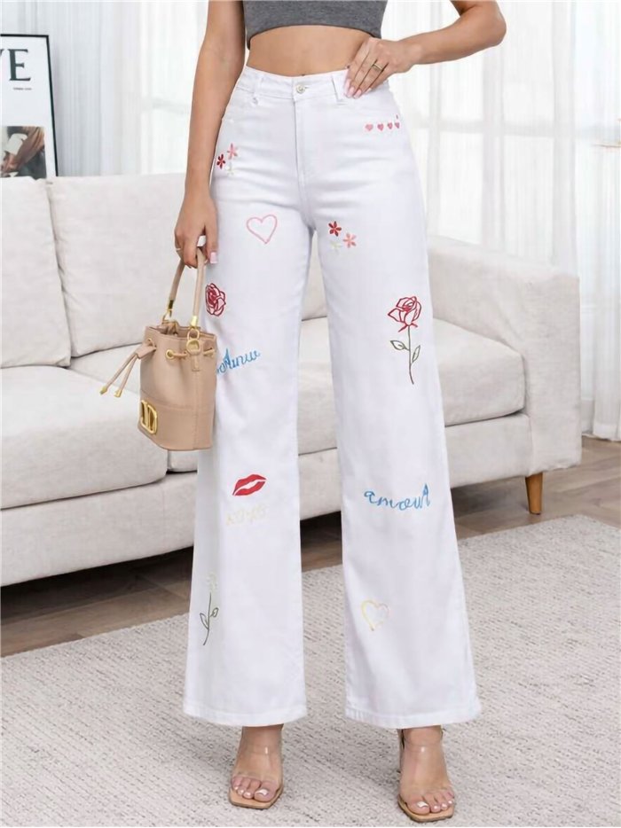 Calça jeans reta com bordado fantasia