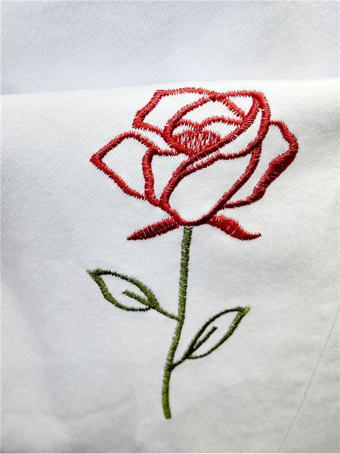 Calça jeans reta com bordado fantasia