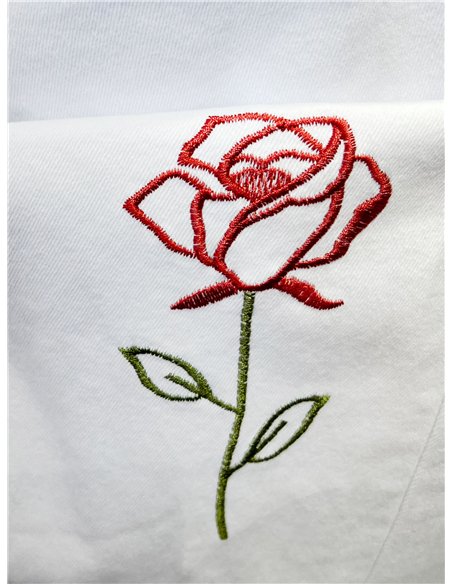 Calça jeans reta com bordado fantasia